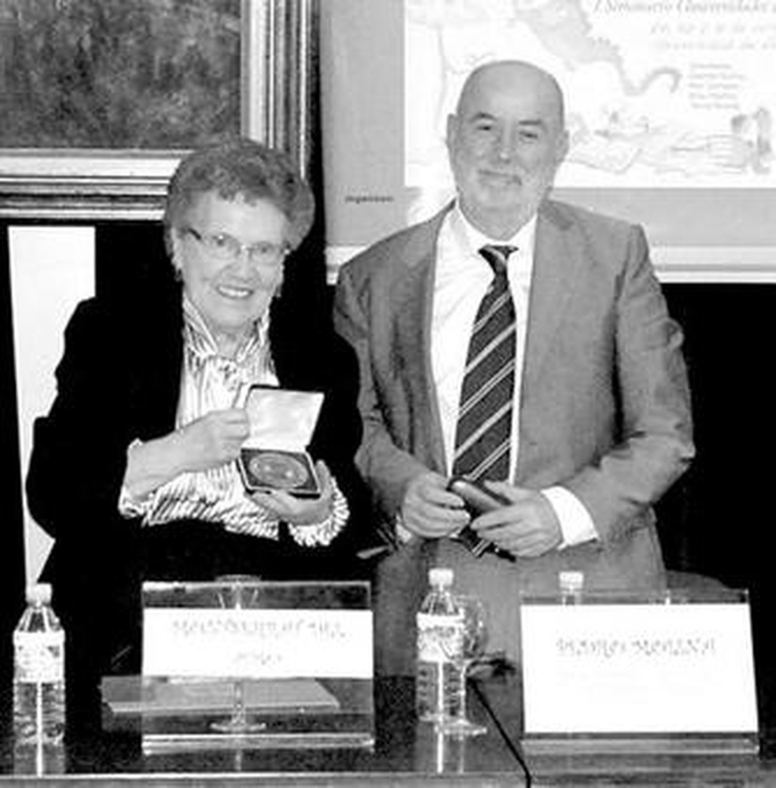 Pedro Molina entrega la medalla de la UAL a Montserrat del Amo.