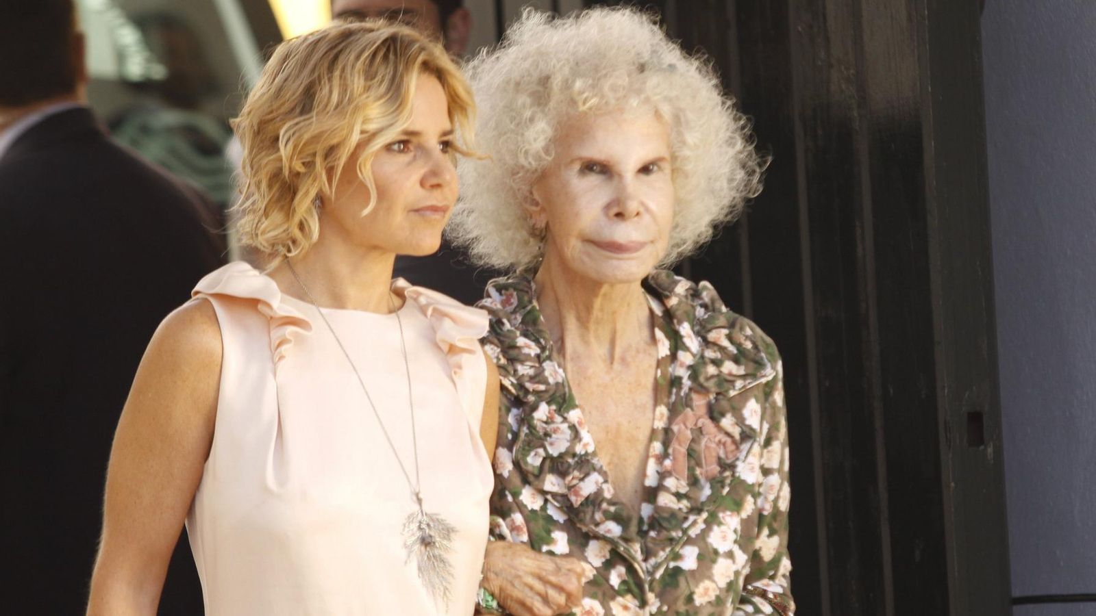 Con su madre, la duquesa de Alba.