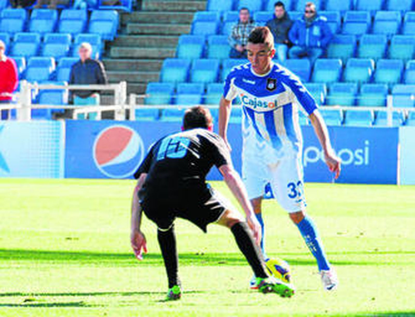 El extremo Ayala realiza un dible en una de sus participaciones con el Recre en Segunda.