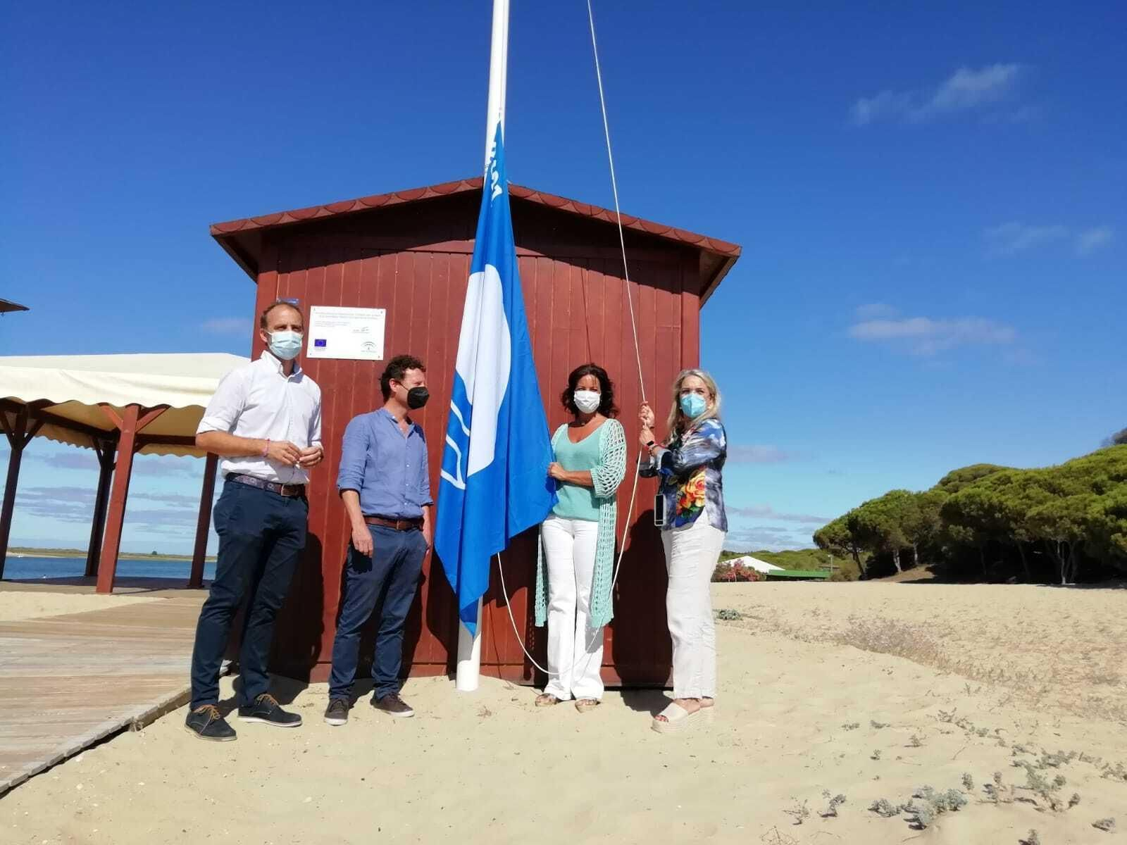 La delegada de Turismo de la Junta ha acudido esta mañana al acto de izado de la Bandera Azul en la playa del Caño de la Culata La delegada de Turismo de la Junta ha acudido esta mañana al acto de izado de la Bandera Azul en la playa del Caño de la Culata