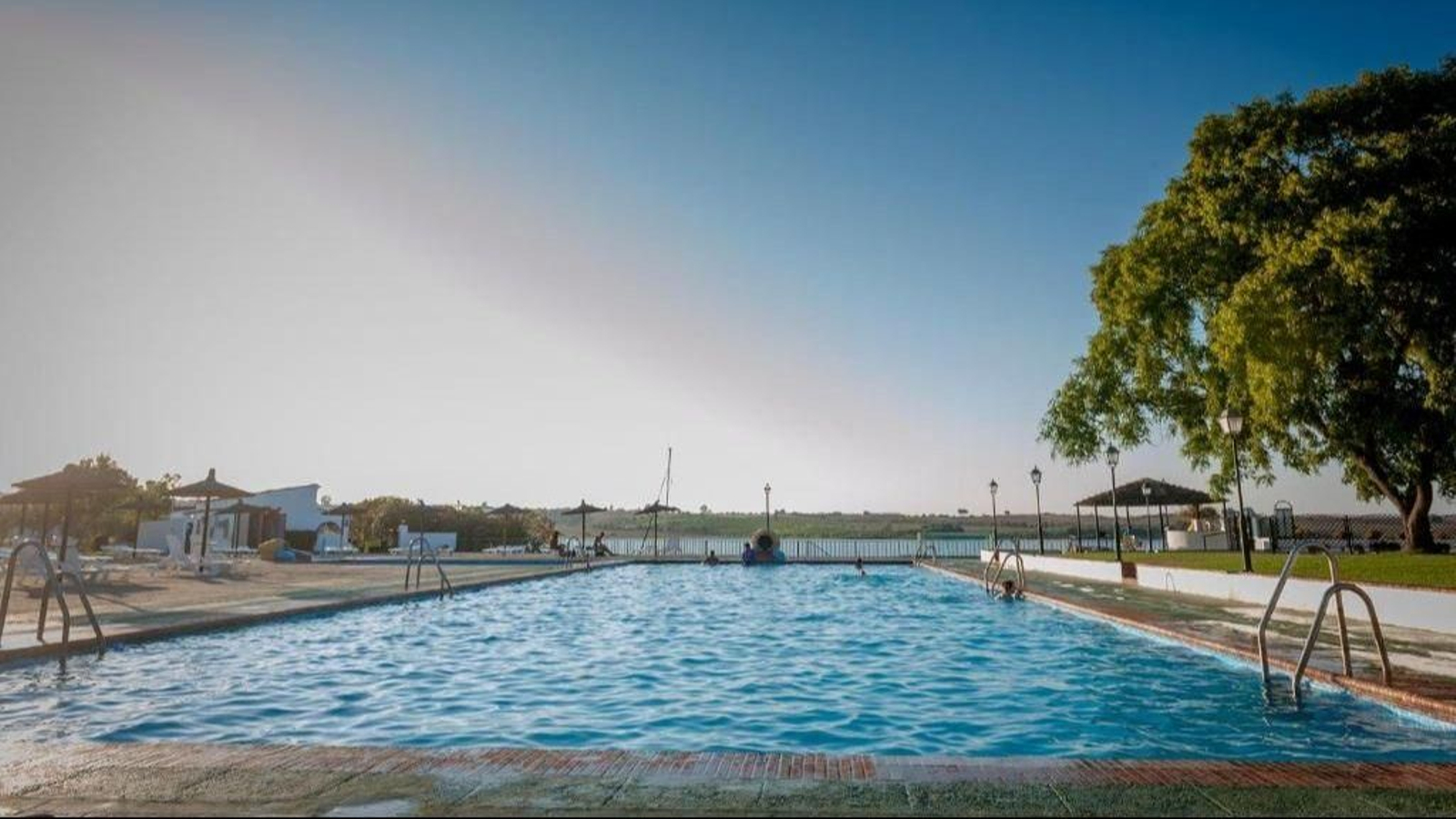 La piscina donde ha muerto ahogado un niño gaditano de 10 años en Arcos.