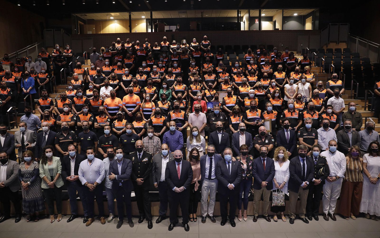 Foto de familia de los homenajeados.
