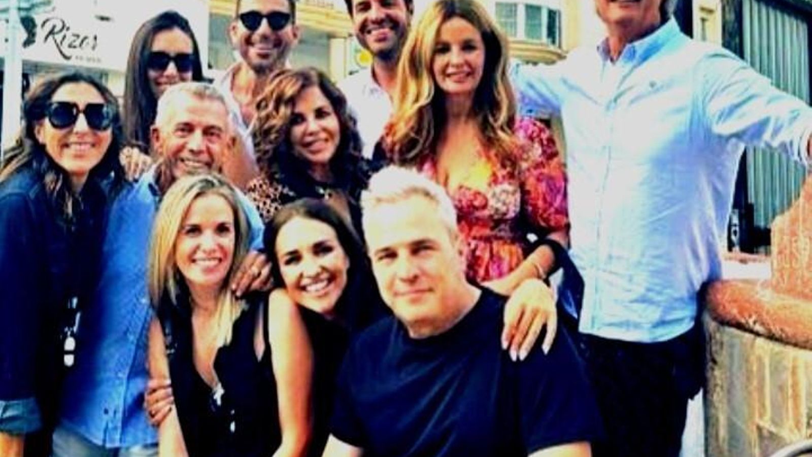 EL grupo de amigos famosos que ha reunido José Luis López de visita en Ubrique