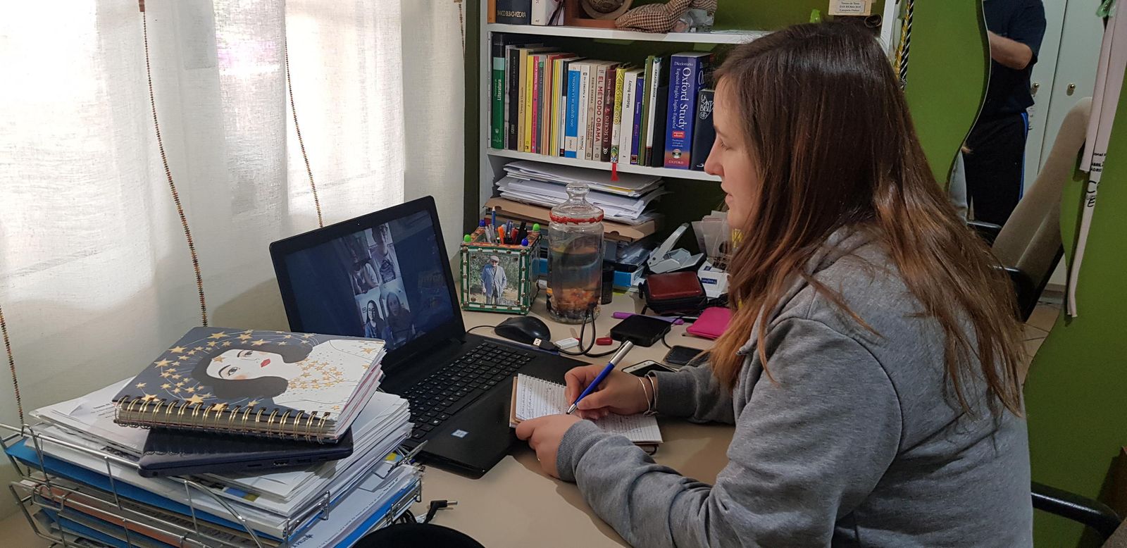 Una joven en una clase online en su vivienda