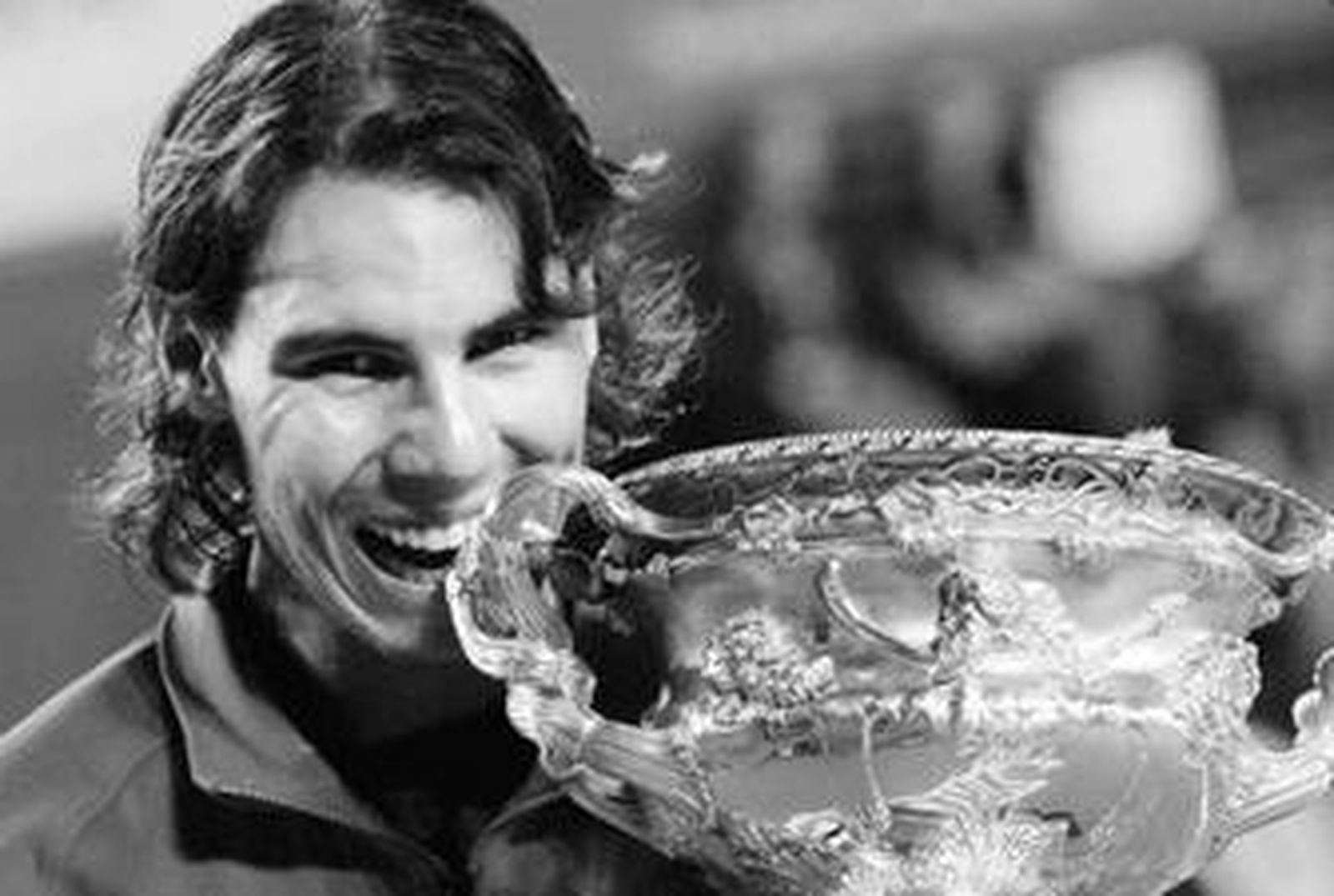 Rafa Nadal muerde el trofeo conquistado en el Abierto de Australia.
