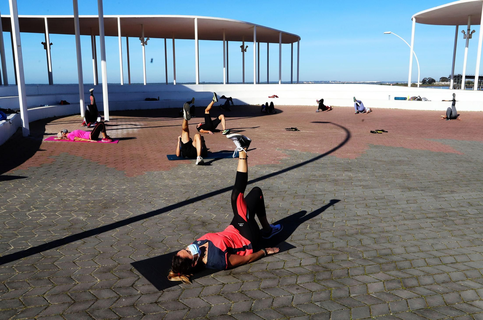 Alumnos de Golfitness Huelva durante sus clases en el paseo de la Ría.