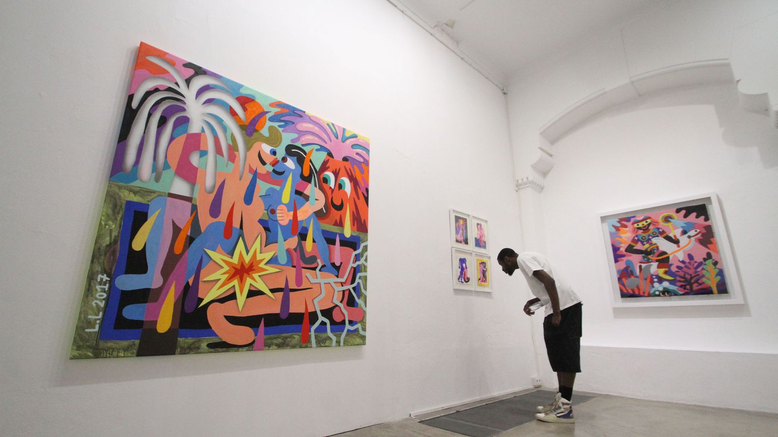 Un visitante en una pasada exposición de la galería Delimbo, en una imagen de archivo.