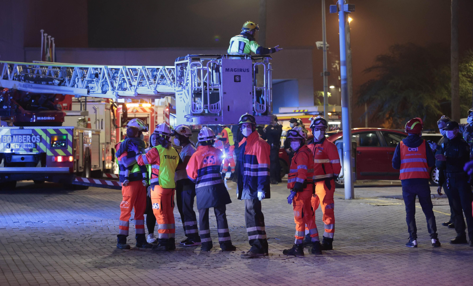 Las imágenes del incendio en el Hotel Isla de la Cartuja