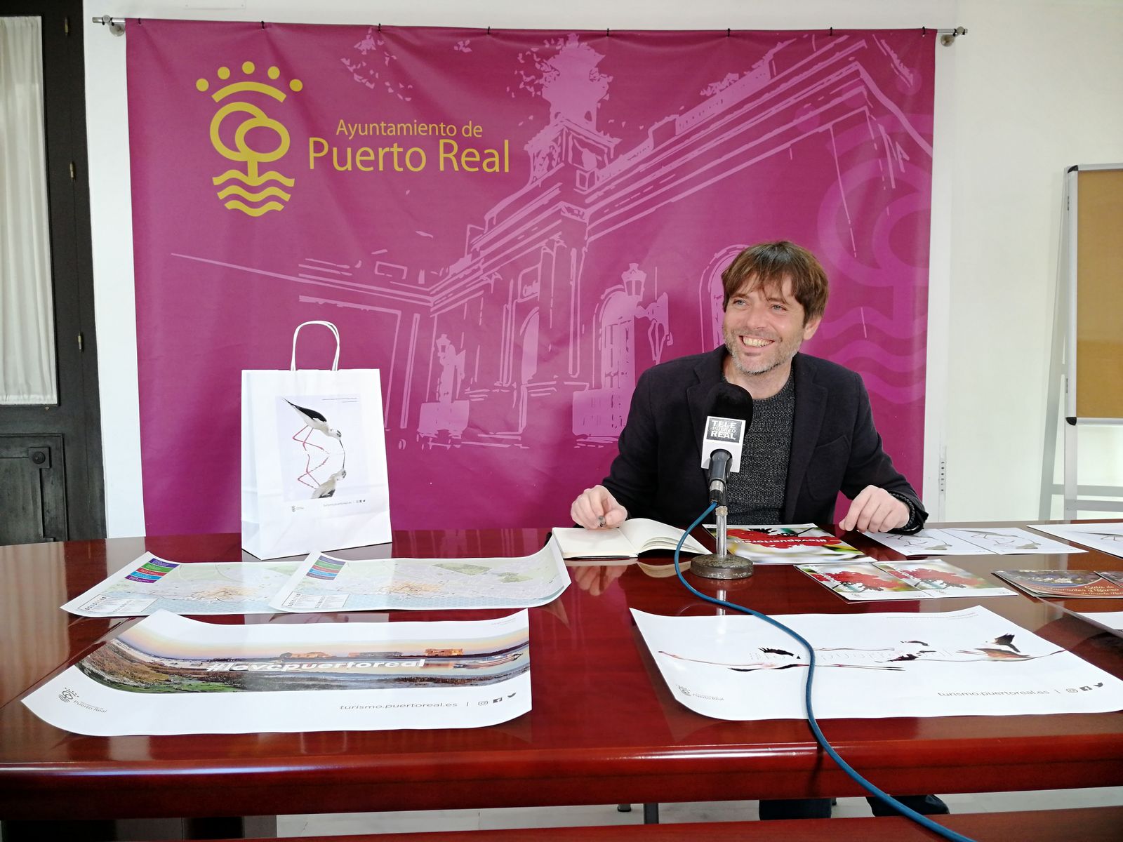 Alfredo Charques durante la presentación del material que se llevará a Fitur