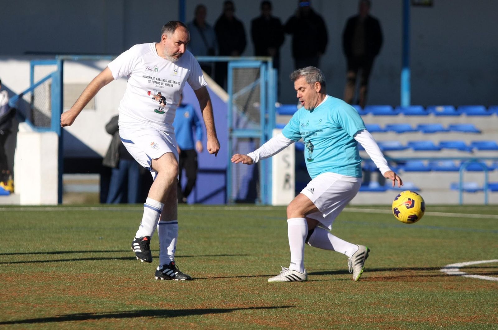 Imágenes del partido homenaje a los árbitros históricos de fútbol de Huelva