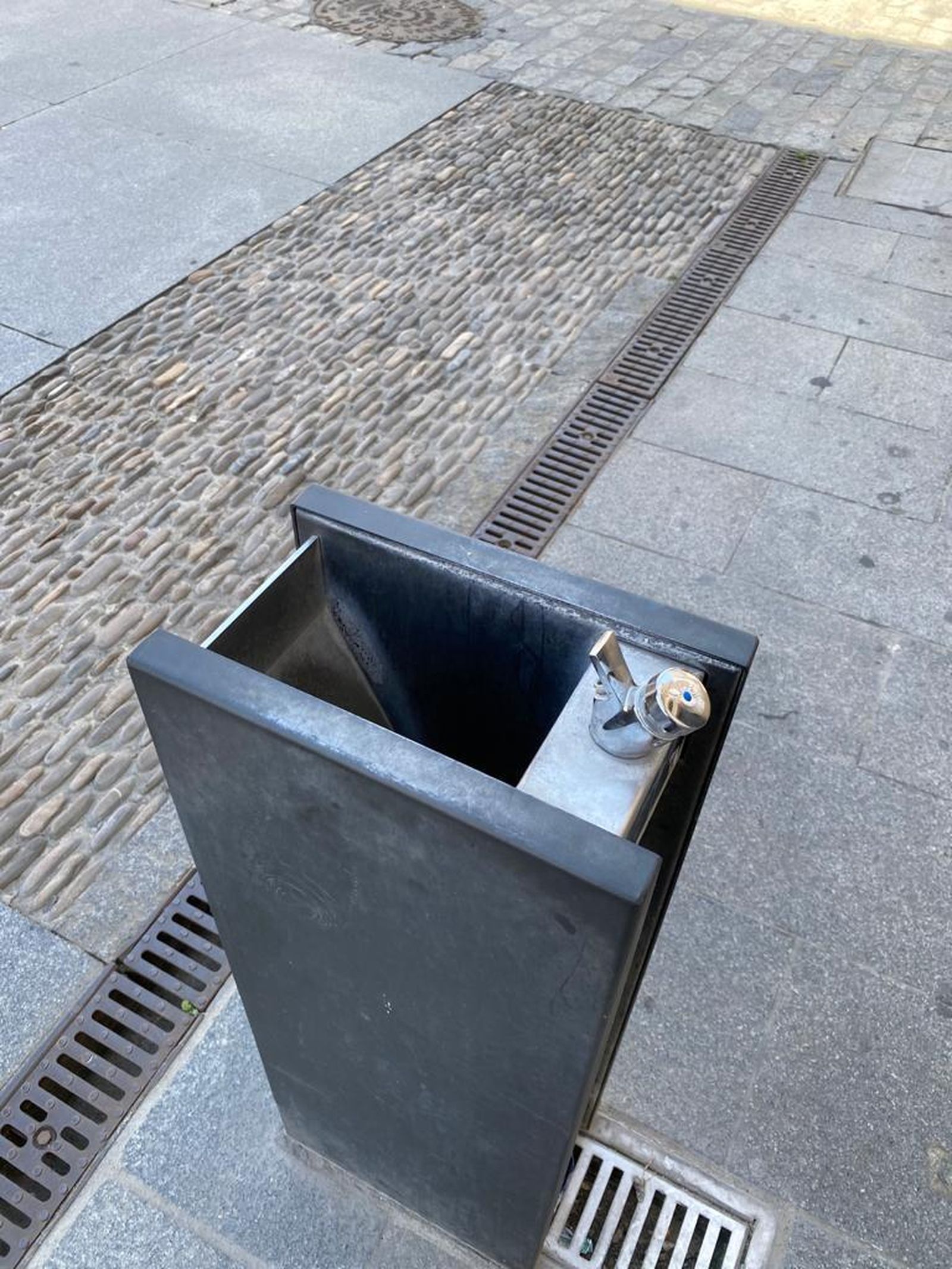 El Ayuntamiento cierra las fuentes para beber agua con el fin de evitar riesgos de contagios por Covid-19.