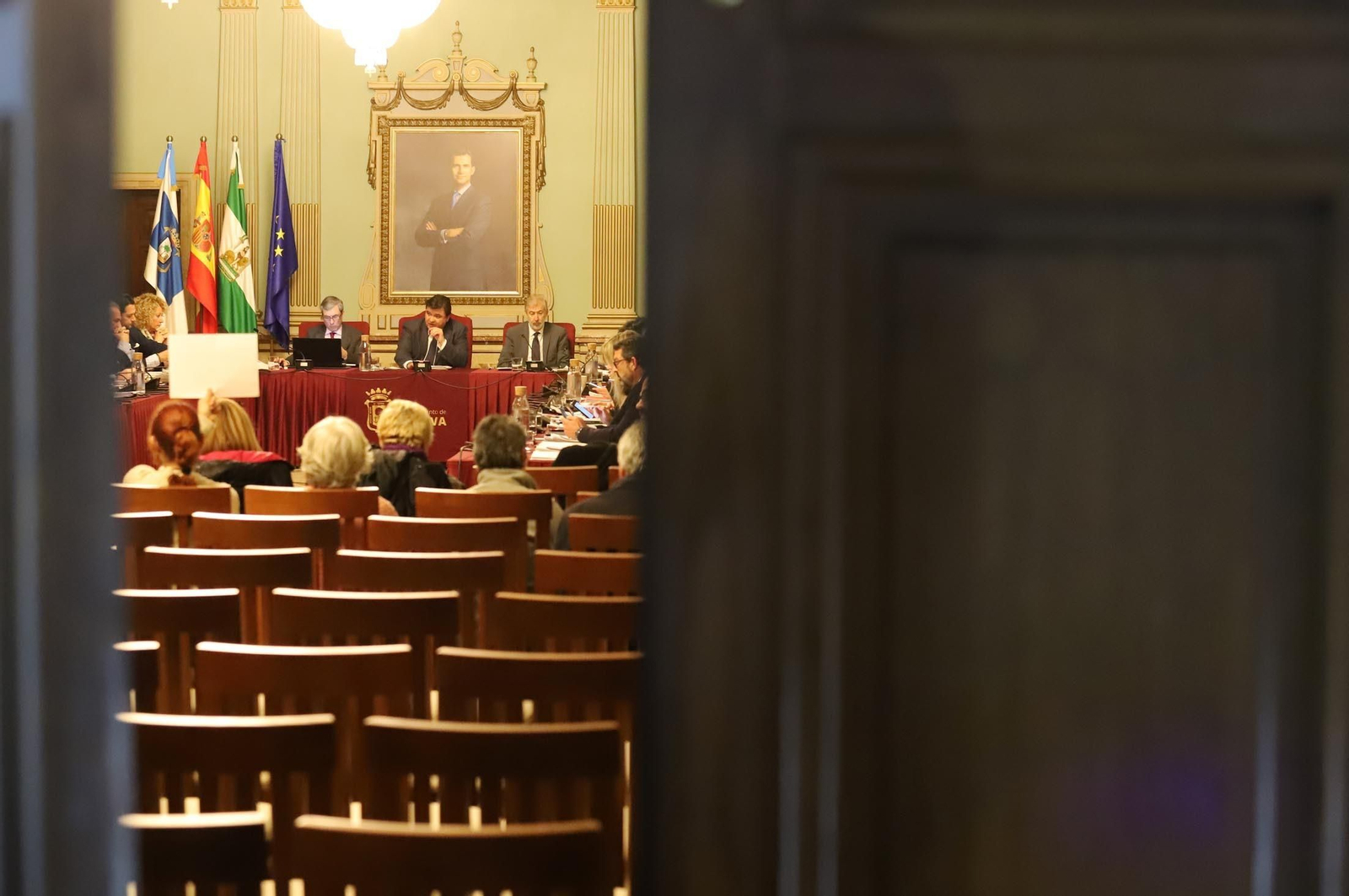 Imágenes del pleno del Ayuntamiento de Huelva