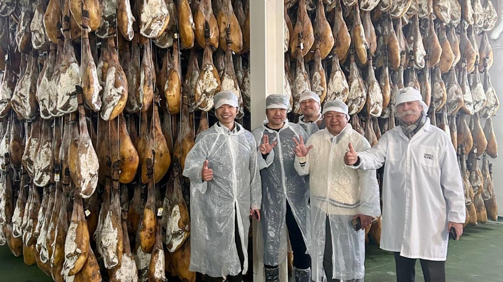 Visita del empresario japonés y Julio Revilla a las instalaciones de Sierra Mayor Jabugo.