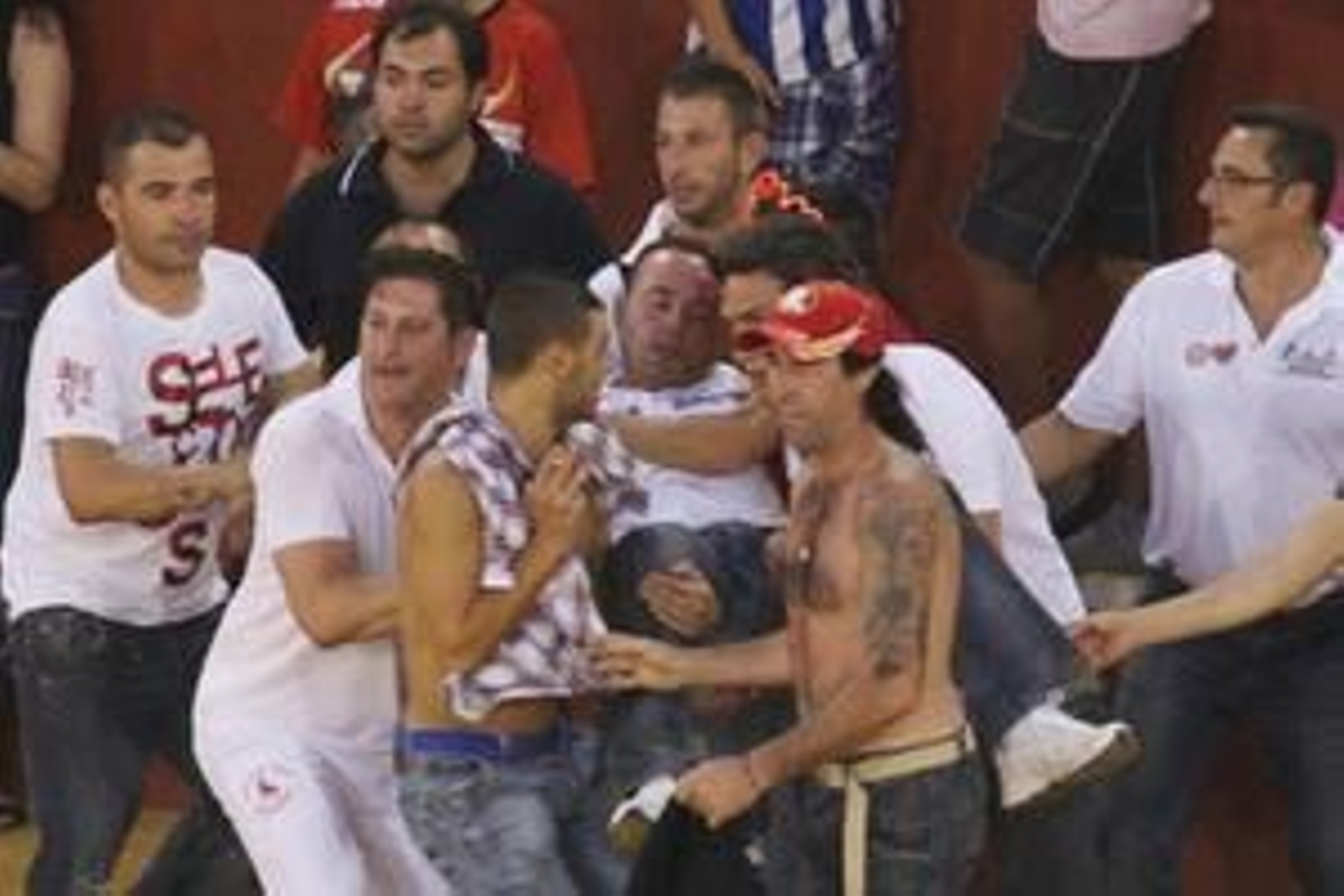 Con la suelta del llamado Toro del Aguardiente se pone el broche de oro a la feria de la localidad. No hubo que lamentar graves incidentes./Fotos:Paco Guerrero

Foto: Paco Guerrero