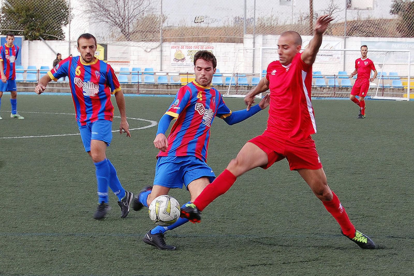 Dos jugadores pugnan por el esférico en el choque de ayer.