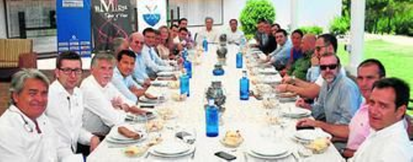 1. La nutrida mesa de la última Tertulia Deportiva de 'Huelva Información'. 2. El cuerpo técnico del primer equipo del Recreativo de Huelva, integrado por Miguel Ángel Campos, Ramón de Quintana, Sergi Barjuan y José Manuel Santisteban 3. Los galardonados posan en la foto de familia. 4. Los asistentes, expectantes durante la entrega de trofeos. 5. El director de 'Huelva Información', Javier Chaparro, junto al alcalde de la ciudad, Pedro Rodríguez. 6. Cristóbal Guerrero, de óptica Santa Otilia charla con los jugadores del Decano. 7. Los presentes a la entrega de trofeos en un momento de la comida. 8. José Manuel Santisteban habla con sus compañeros, el redactor de este diario Antonio Carrasco y el empresario Juan Luis Mancheño. 9. Sergi Barjuan, Javier Chaparro, Pedro Rodríguez y Pablo Comas.