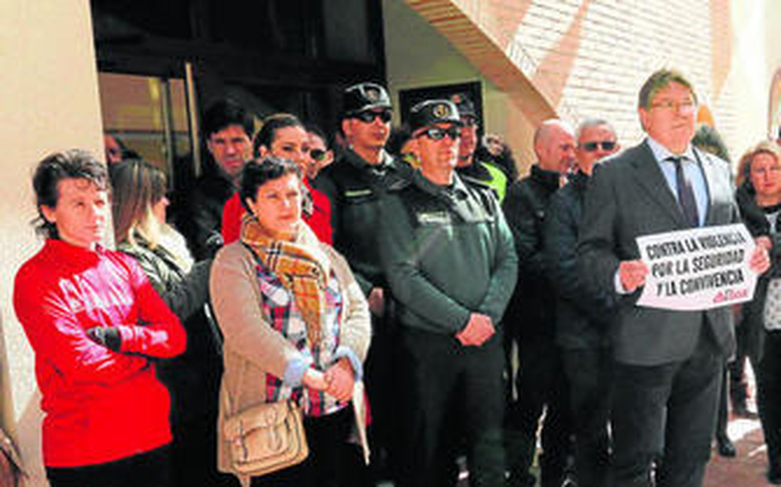 Concentración convocada ayer a las puertas del Ayuntamiento de Albox para condenar la muerte de Andrés Trujillo Fábrega.