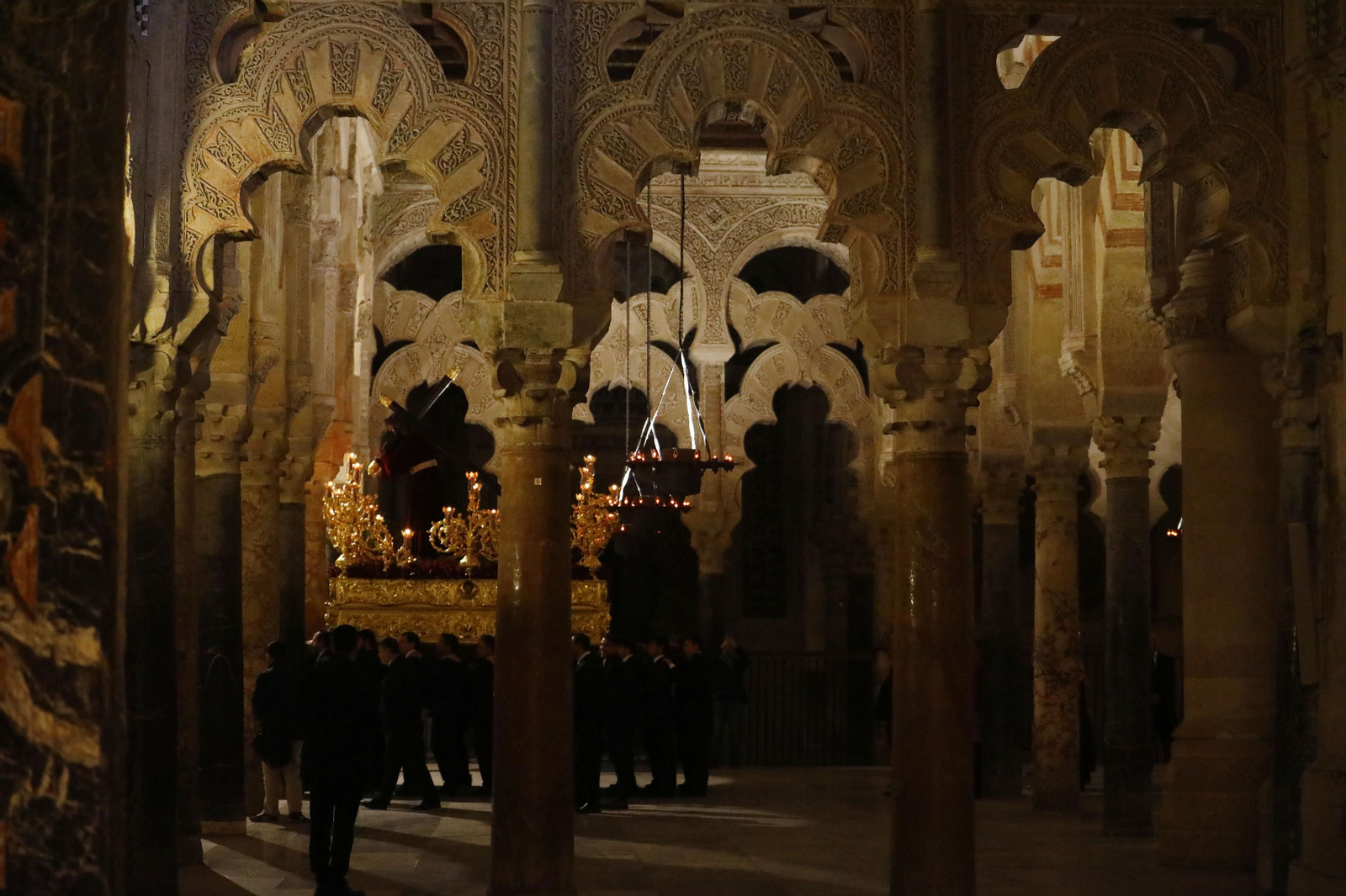 El vía crucis de la Agrupación de Cofradías de Córdoba, en imágenes