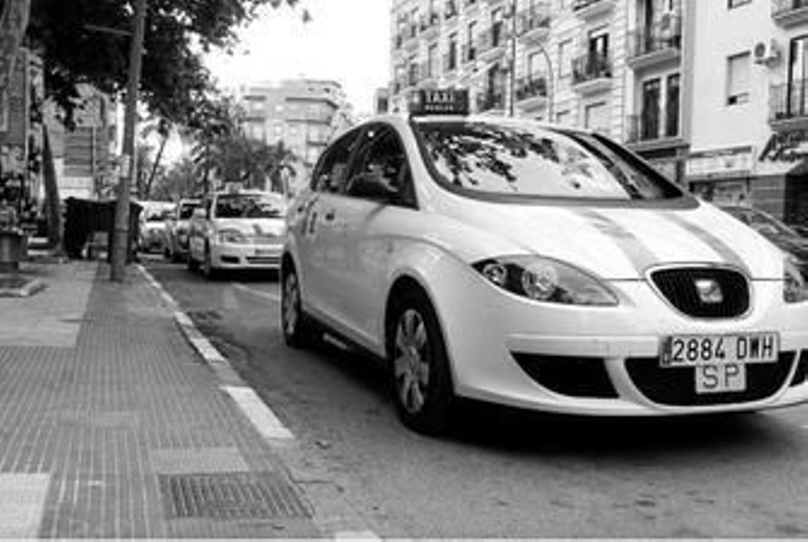 Una de las paradas de taxis de la capital onubense.