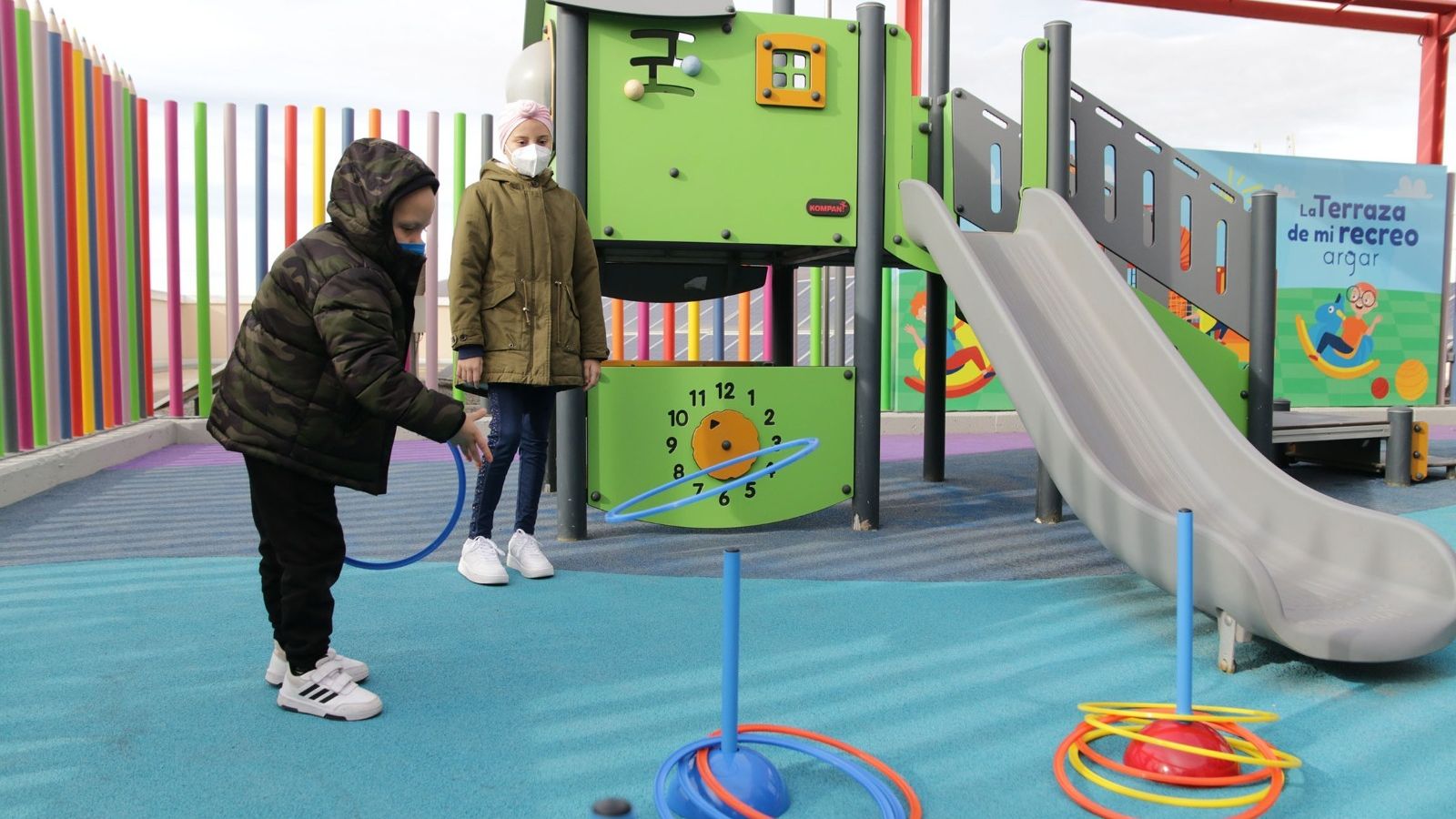 El tobogán ha sido uno de los atractivos que primero han estrenado los más pequeños