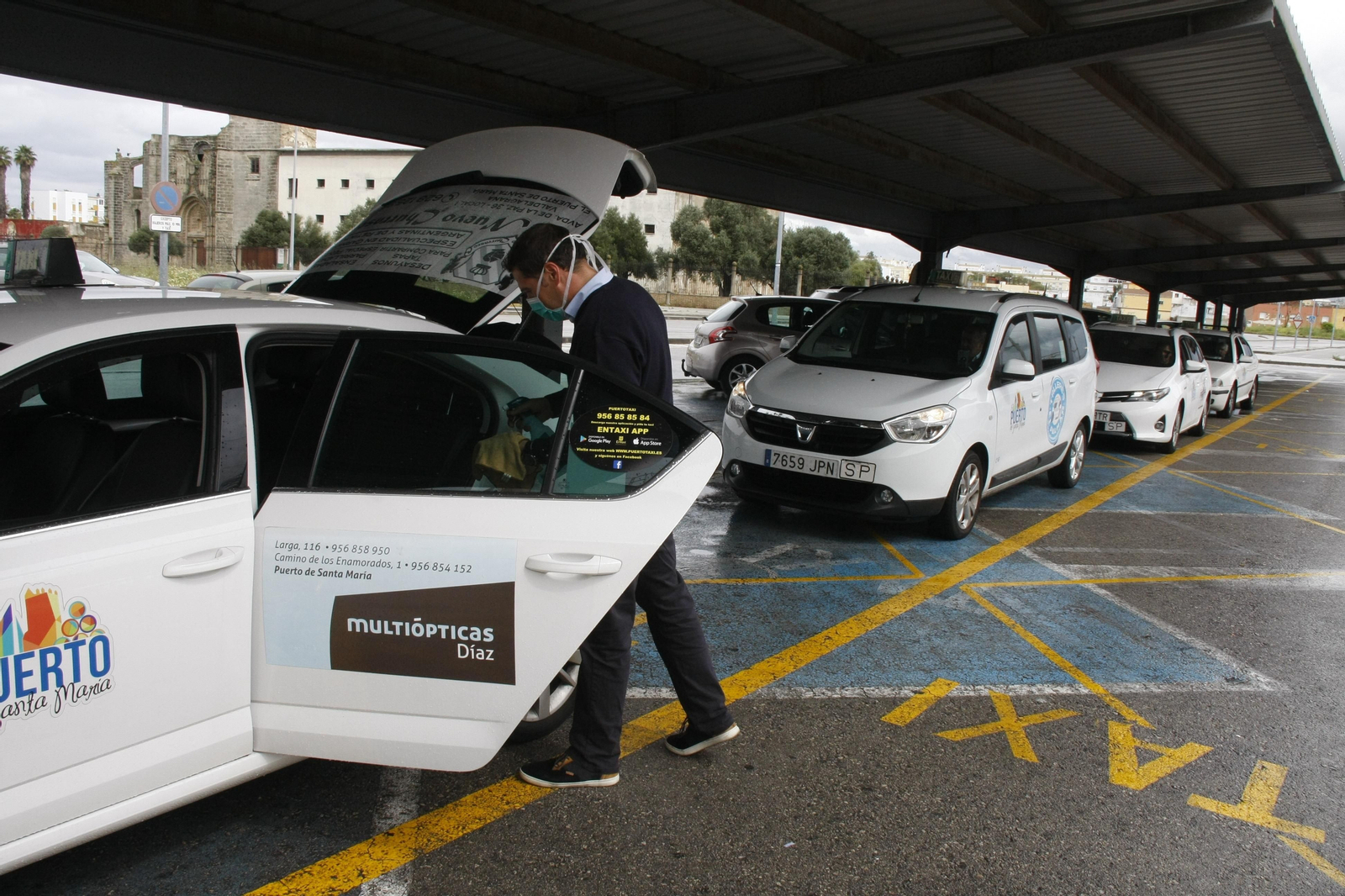 Un taxista, en la estación de trenes portuense. Un taxista, en la estación de trenes portuense.