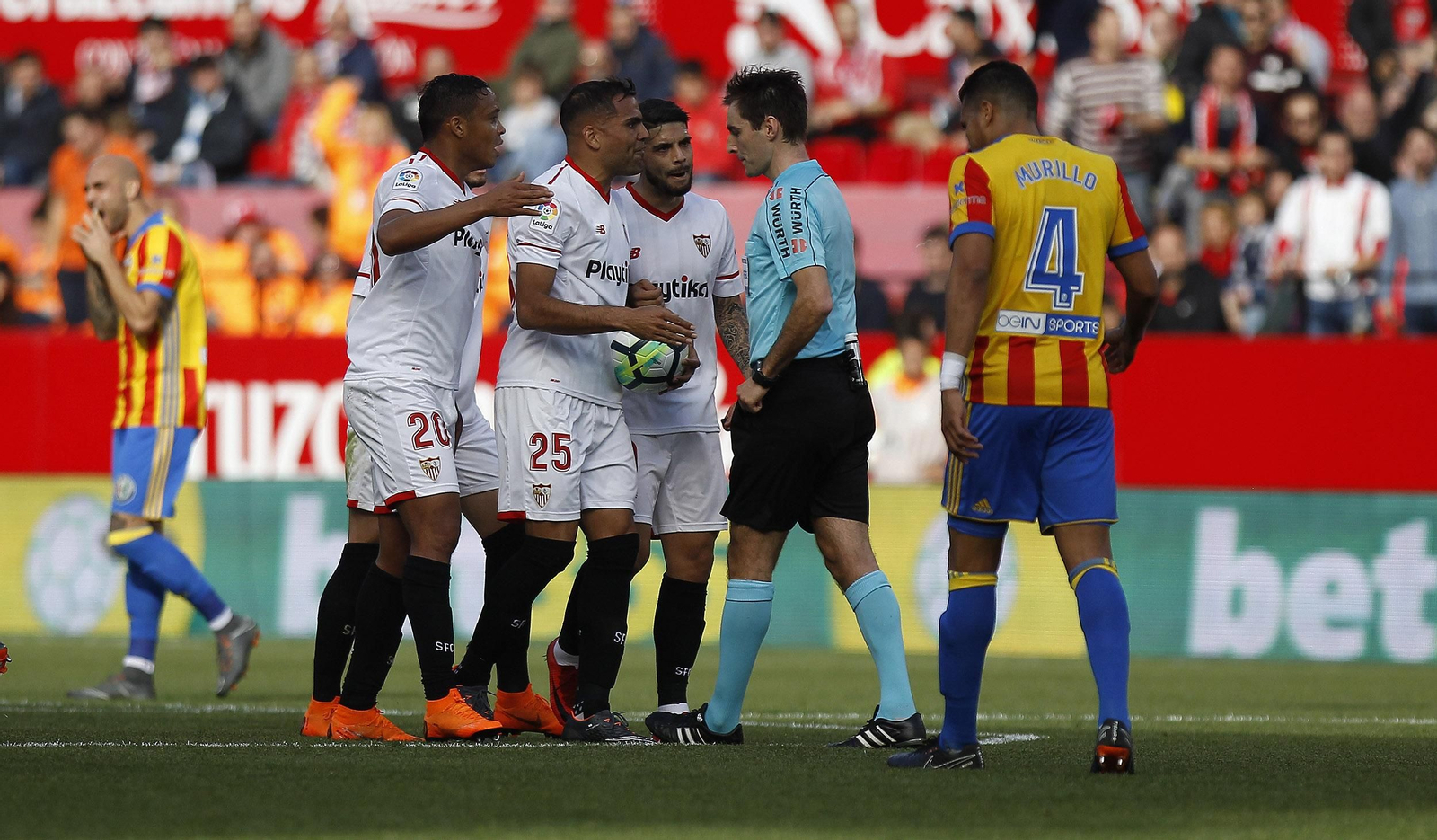 Mercado, junto a Muriel y Banega, protesta a De Burgos Bengoetxea.