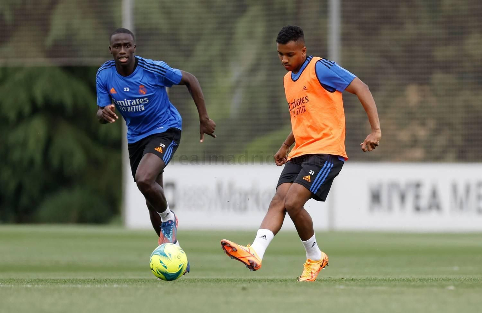 Rodrygo (d) y Mendy en el entrenamiento del sábado.