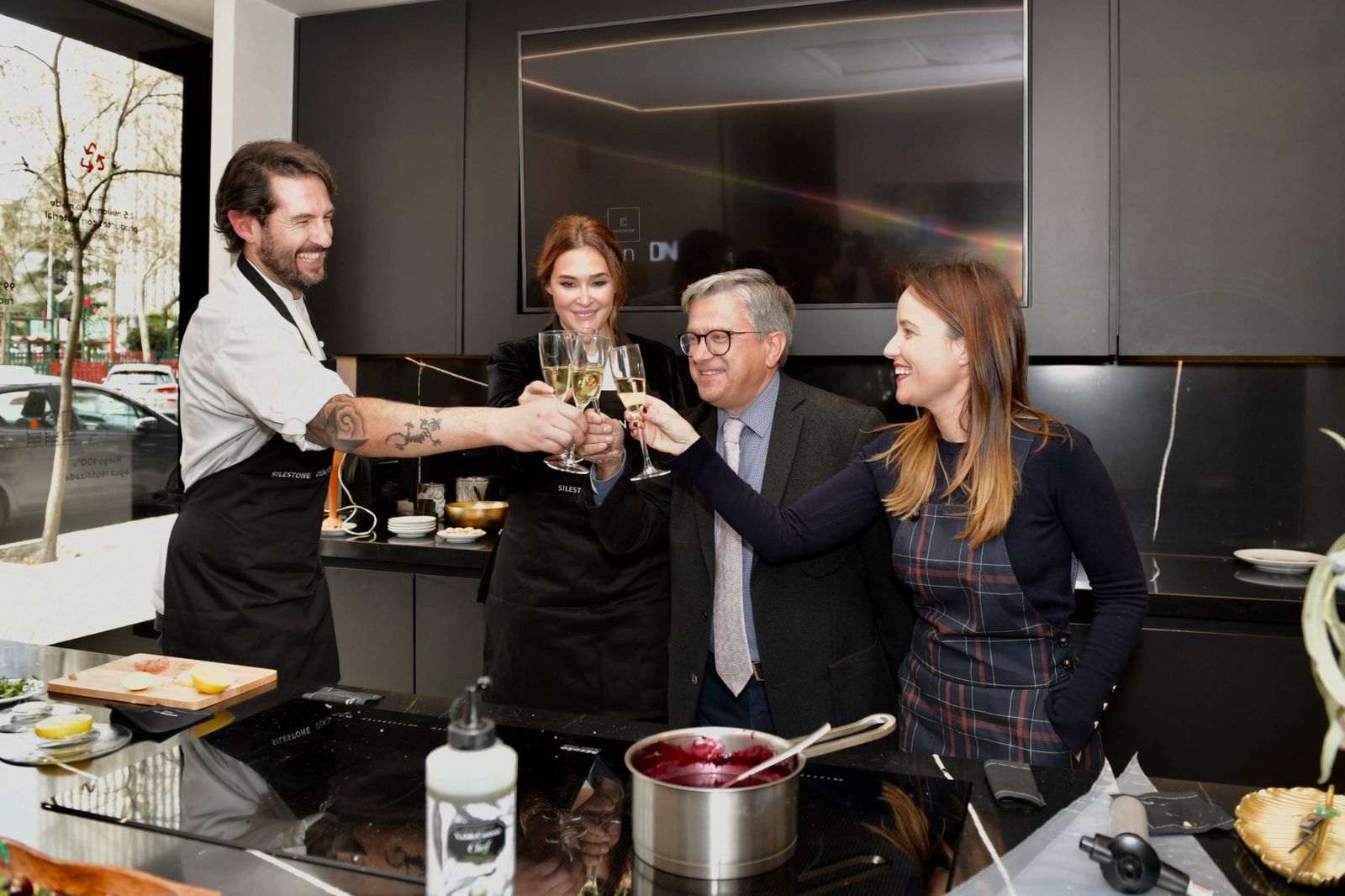 La compañía ha contado para tal ocasión con una invitada especial, la diseñadora de moda, Vicky Martín Berrocal, quien no ha dudado en colocarse el delantal y cocinar junto al popular chef Javier Peña.