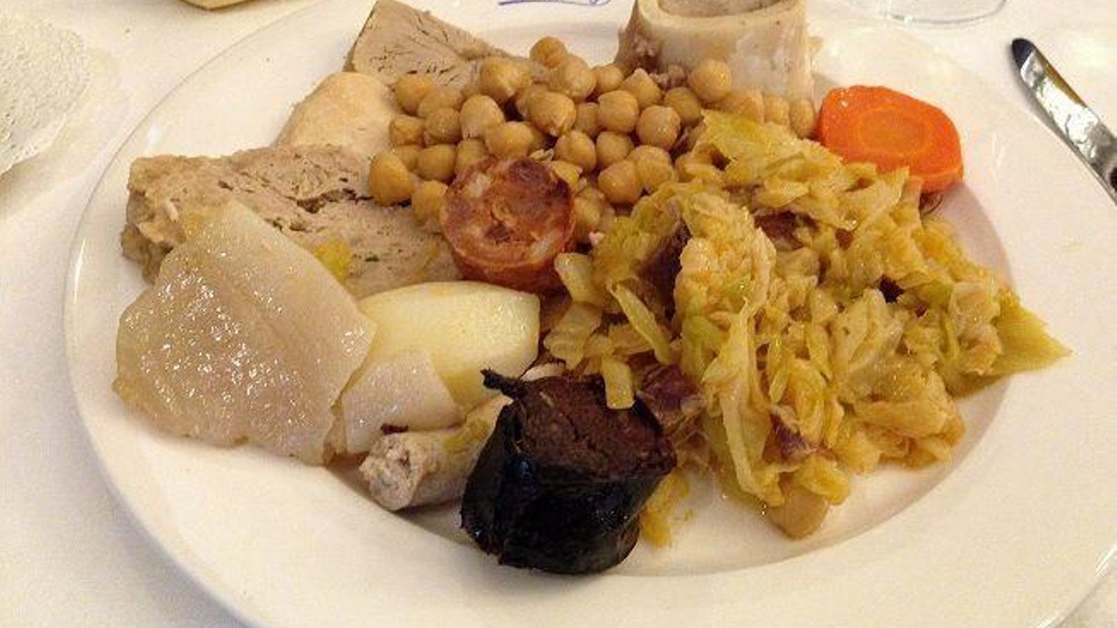 Tradicional cocido de Lhardy.