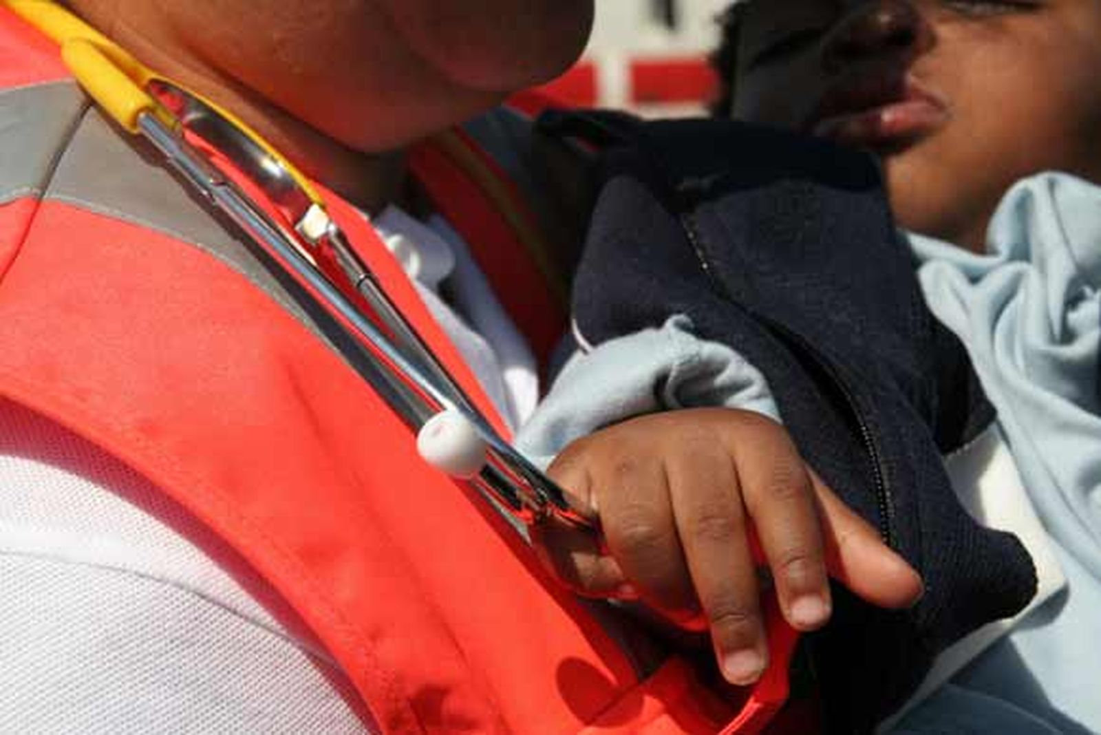 Los inmigrantes, entre los que se encontraba dos menores y dos embarazadas, pretendía cruzar el Estrecho a bordo de una zodiac

Foto: Shus Teran