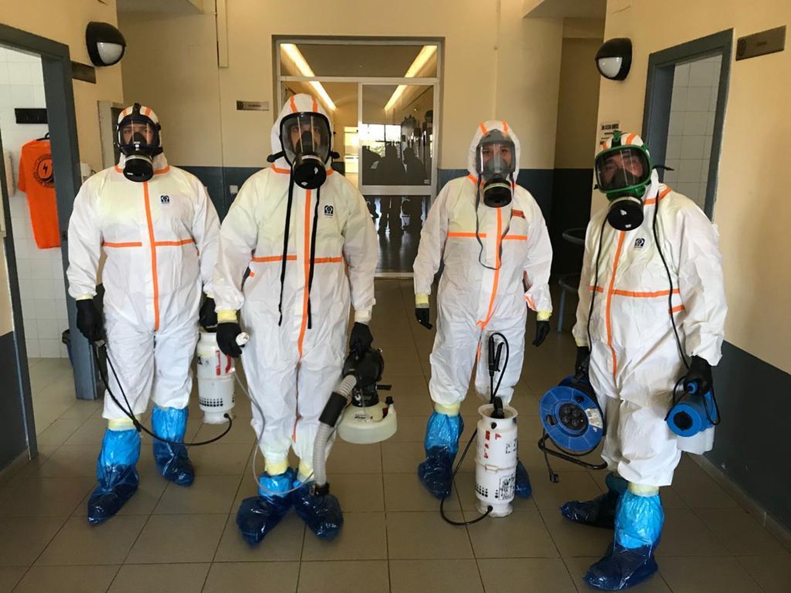 Trabajadores del Zoosanitario, listos para las tareas de desinfección.