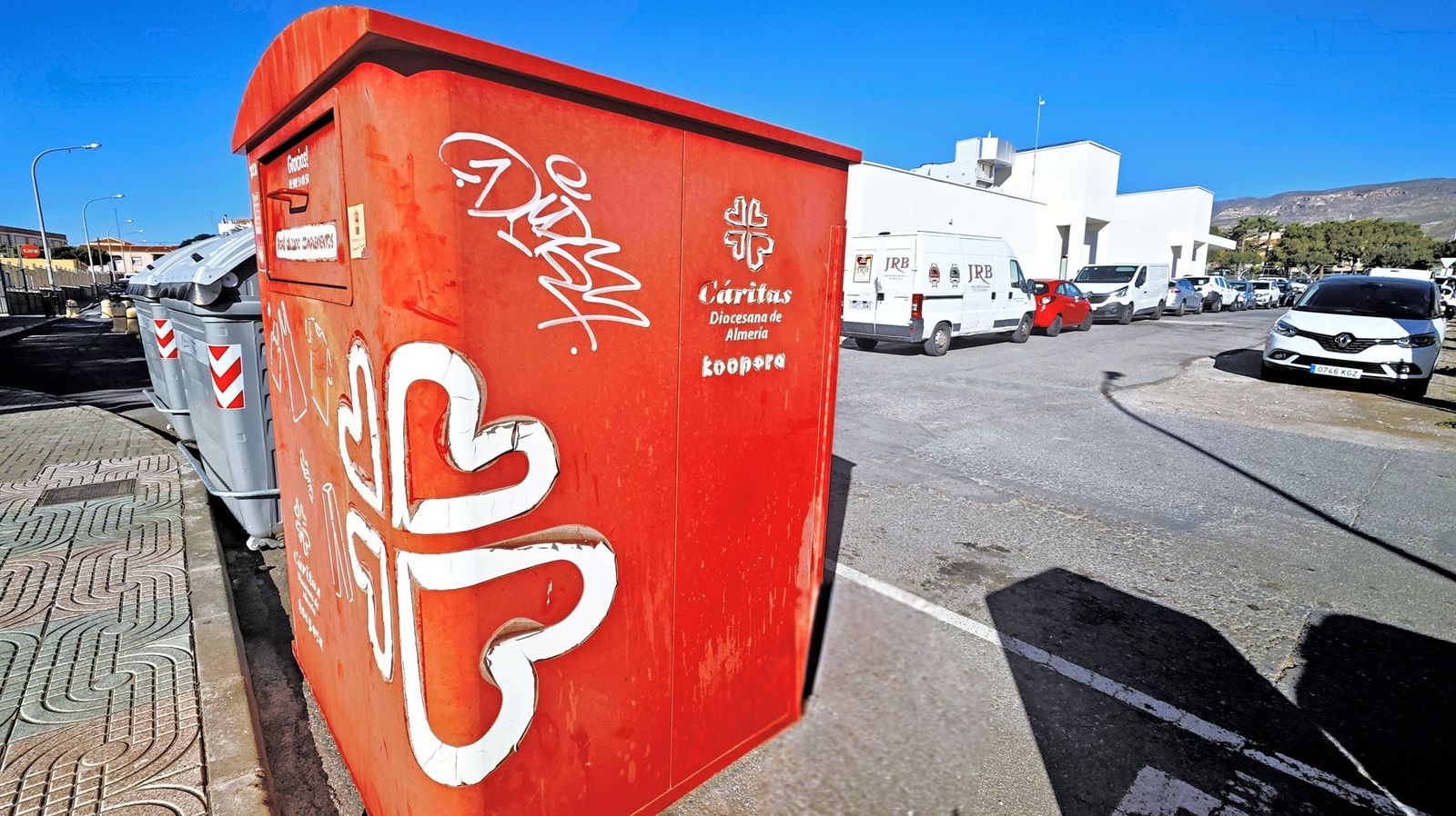 Contenedor rojo de Cáritas Koopera.