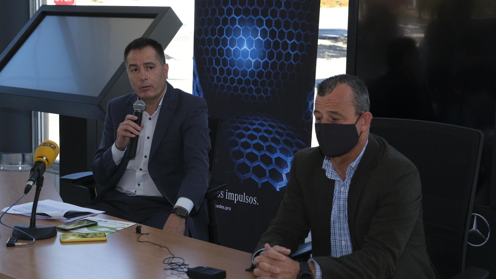 José Albertlo Pintor, jefe de ventas (izq.), y Juan José Fernández, gerente de Saveres.