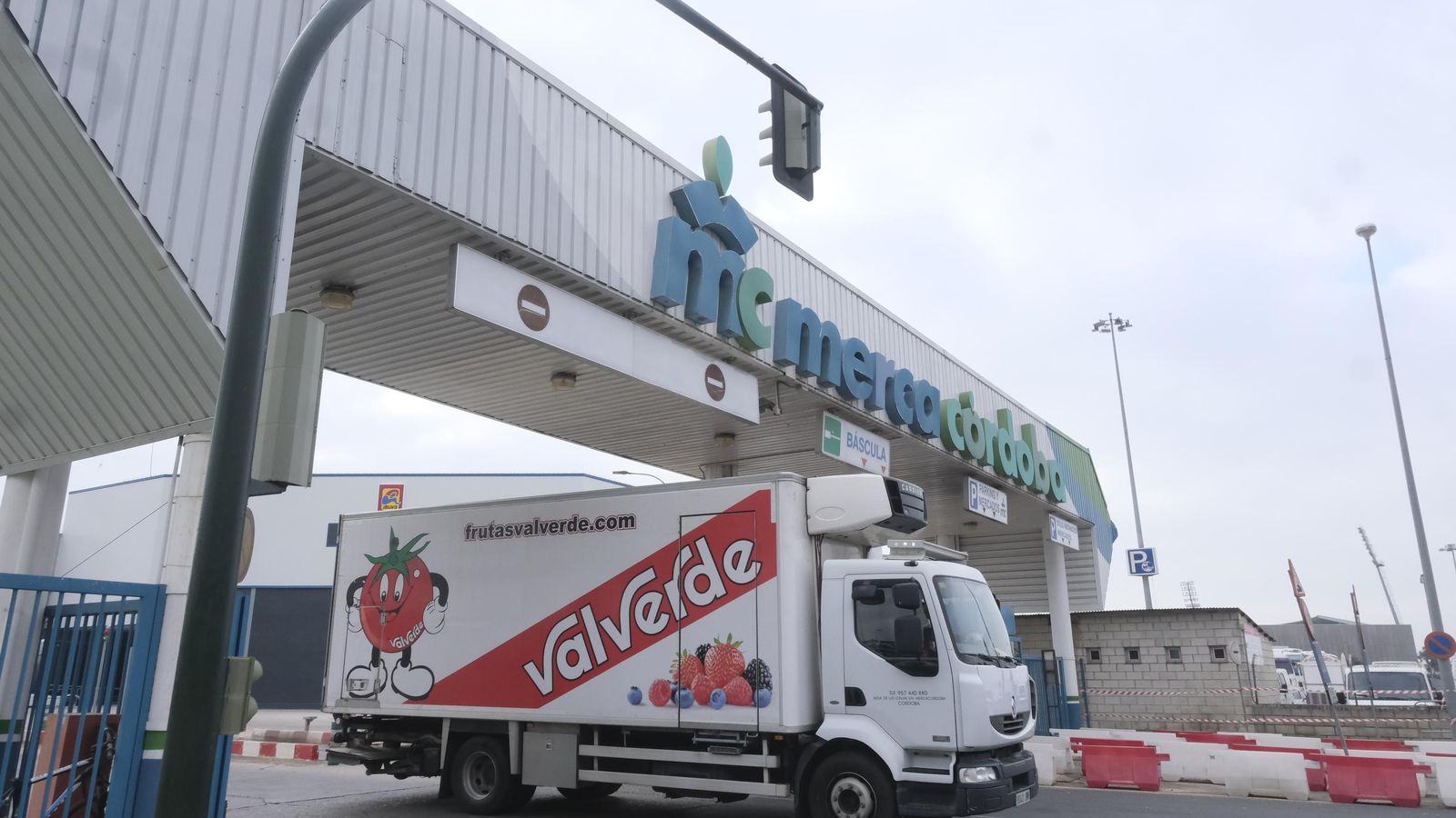 Un camión sale de Mercacórdoba.