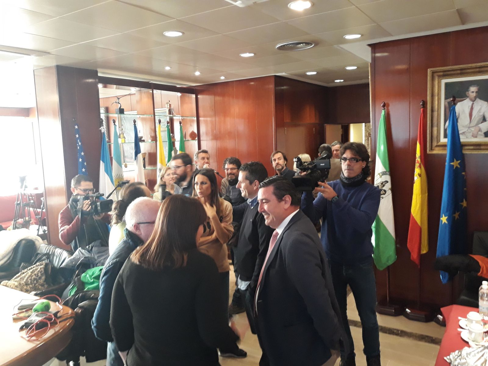 Alfonso Pozuelo charla con los periodistas en el desayuno navideño.