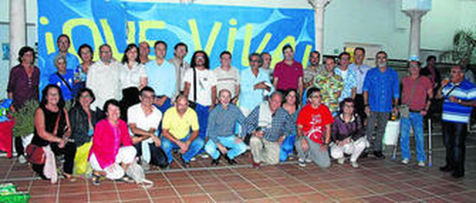 Foto de familia de Ecologistas en Acción en el patio del edificio de su nueva sede, situada en el antiguo colegio de San Agustín, en la calle Misericordia.