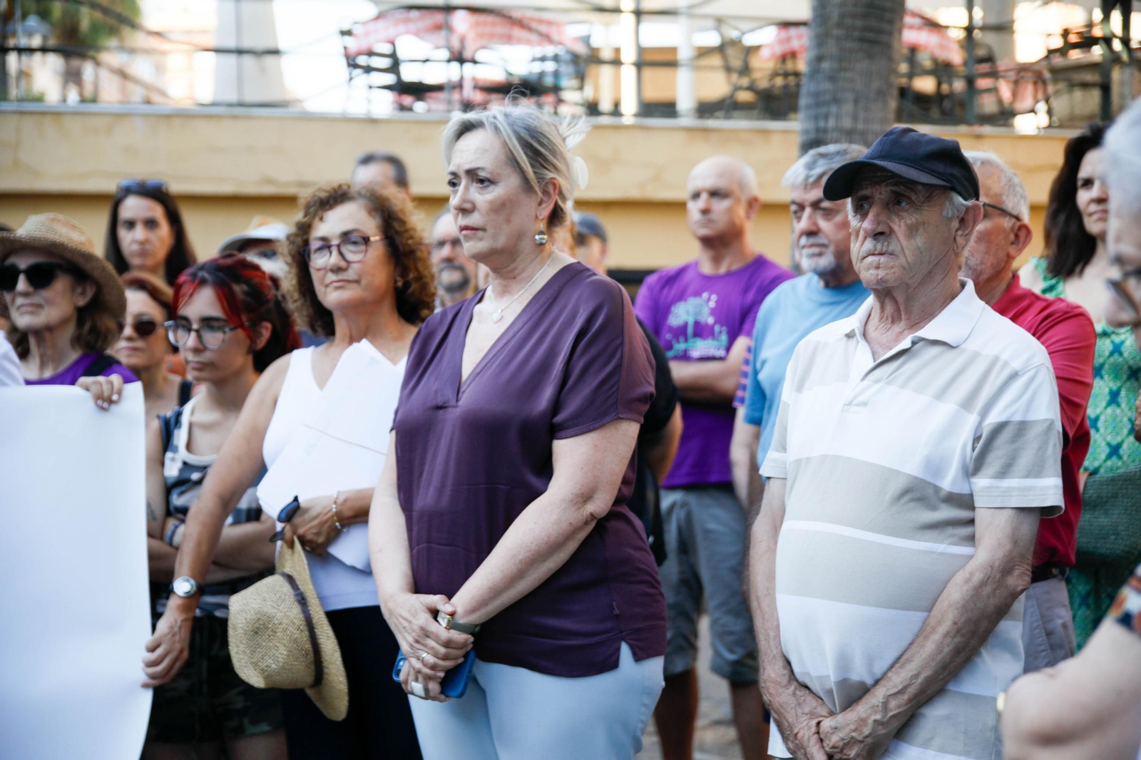 Las imágenes del minuto de silencio en el Mirador de la Rambla por la mujer asesinada en Almería