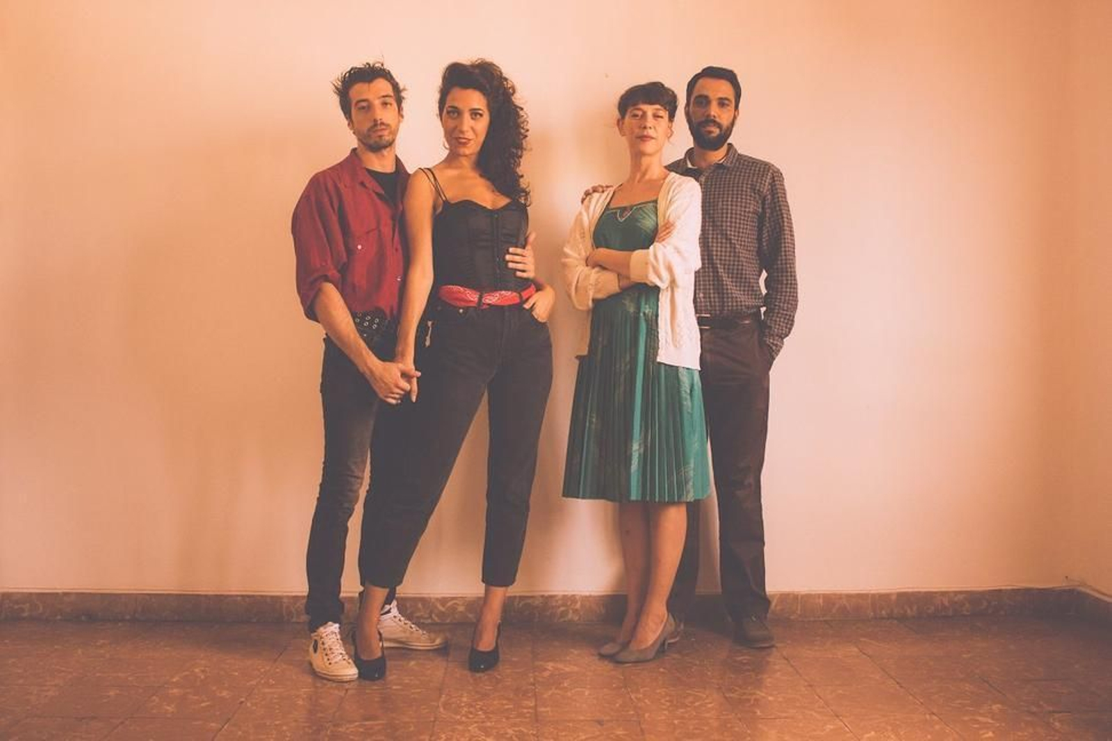 El plantel de actores posa vestido acorde a la moda de los 80.