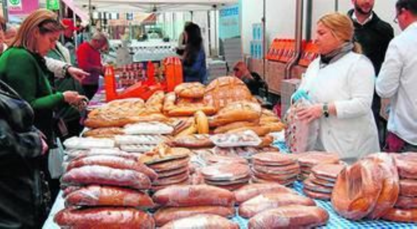 Un nuevo día de mercadillo y rastro junto a la orilla del mar