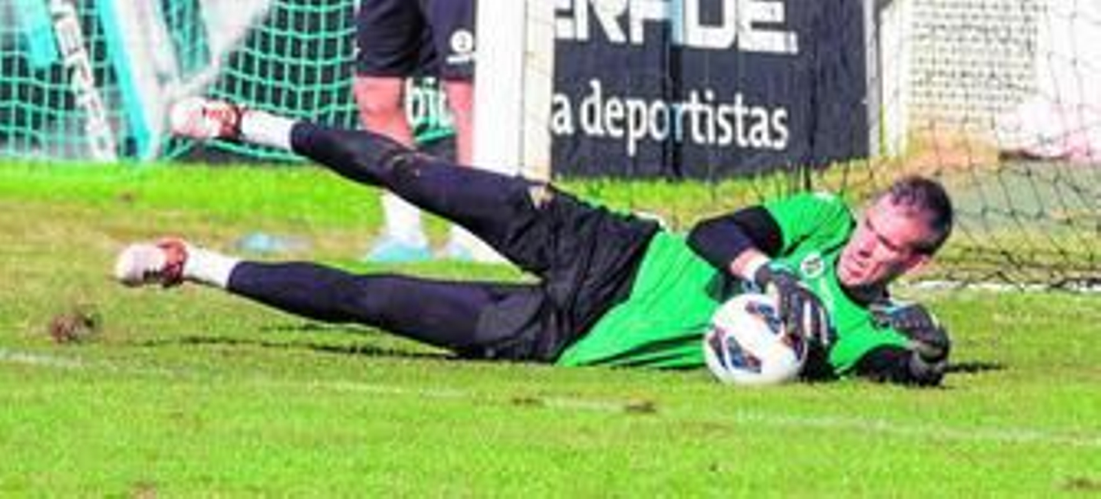 Adrián se estira para detener un balón durante uno de los últimos entrenamientos de la plantilla en la ciudad deportiva.