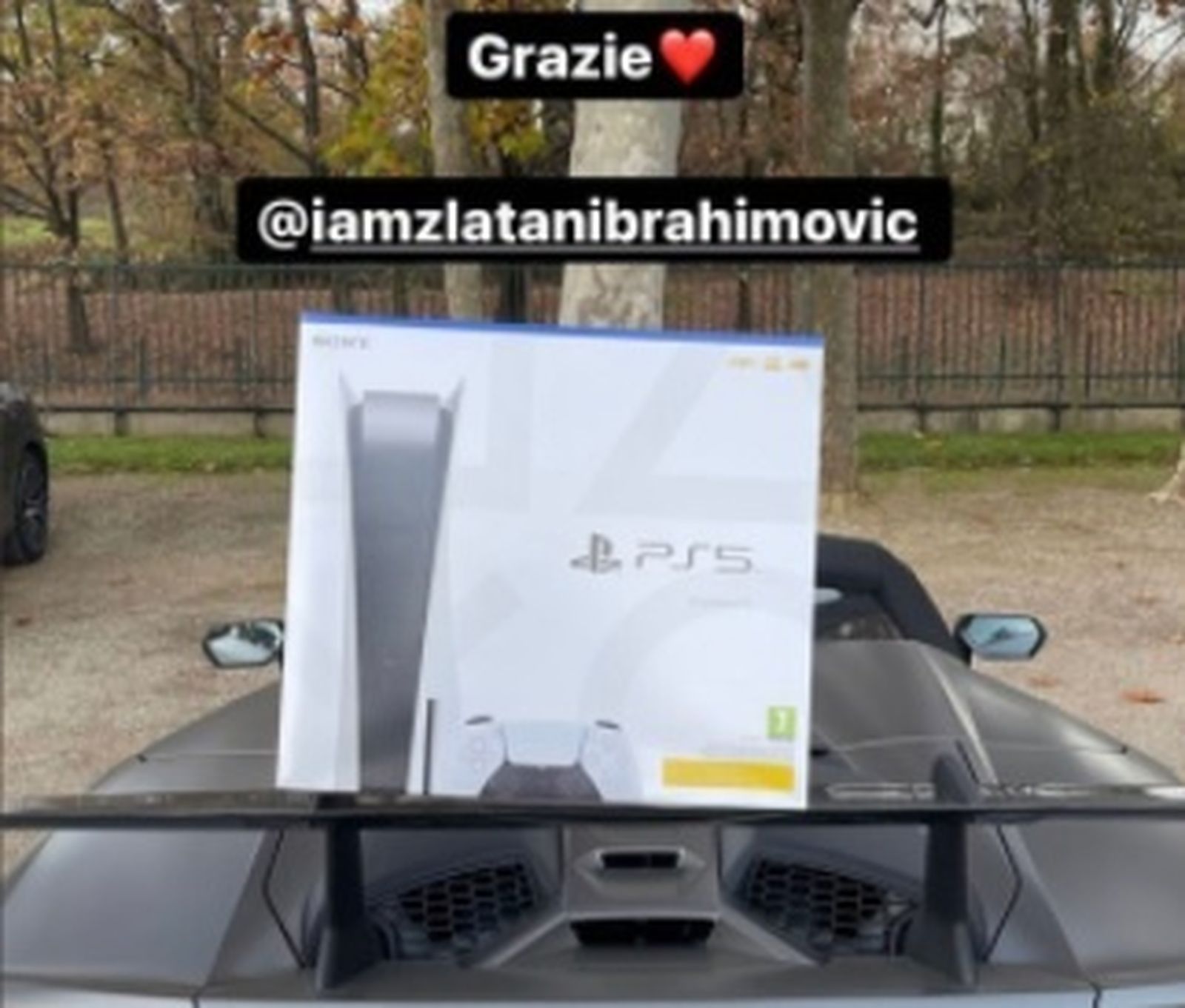 La Play5 y el coche de Samu Castillejo.