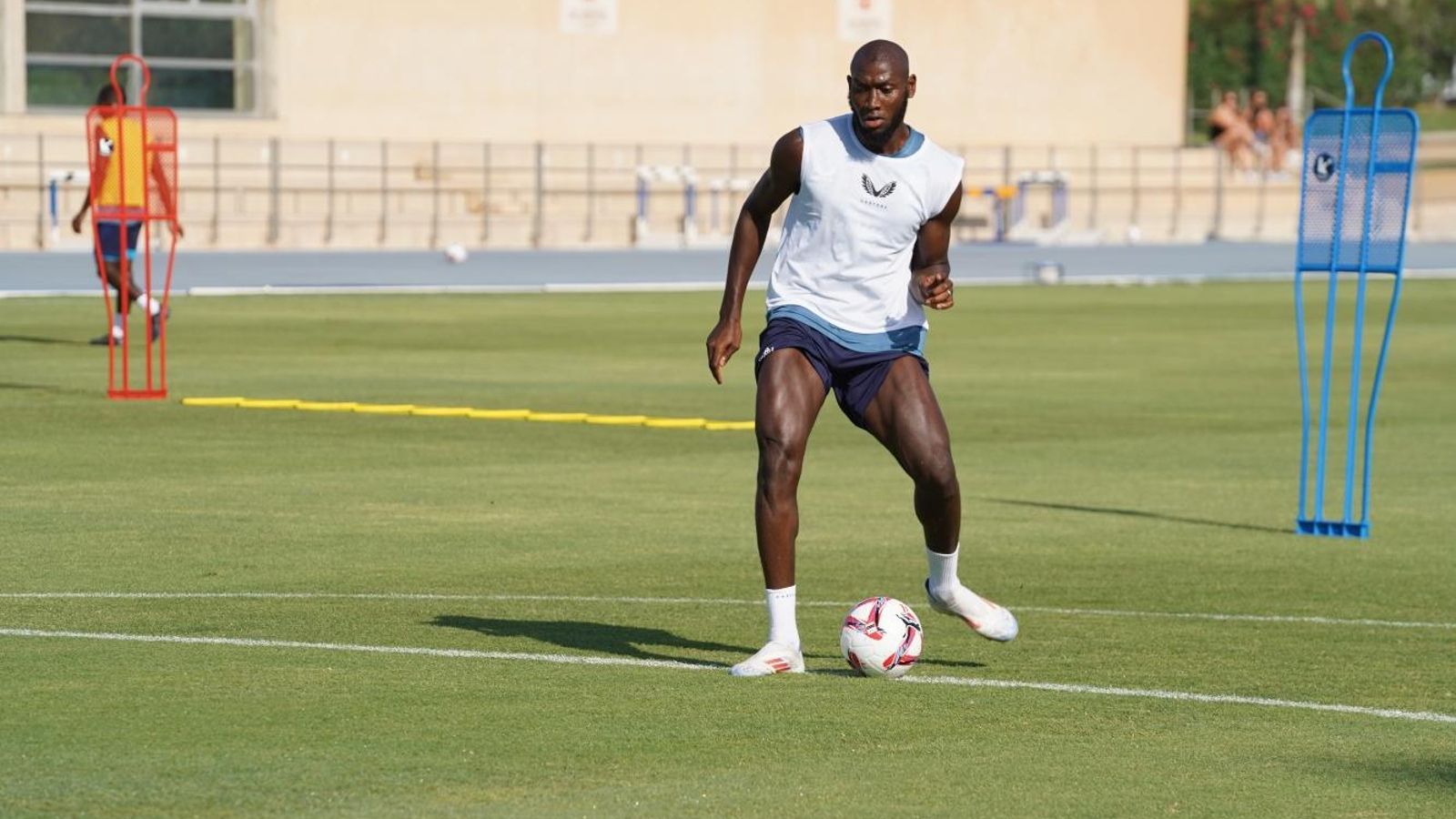 El maliense busca un pase con su zurda en un entrenamiento en el Anexo.