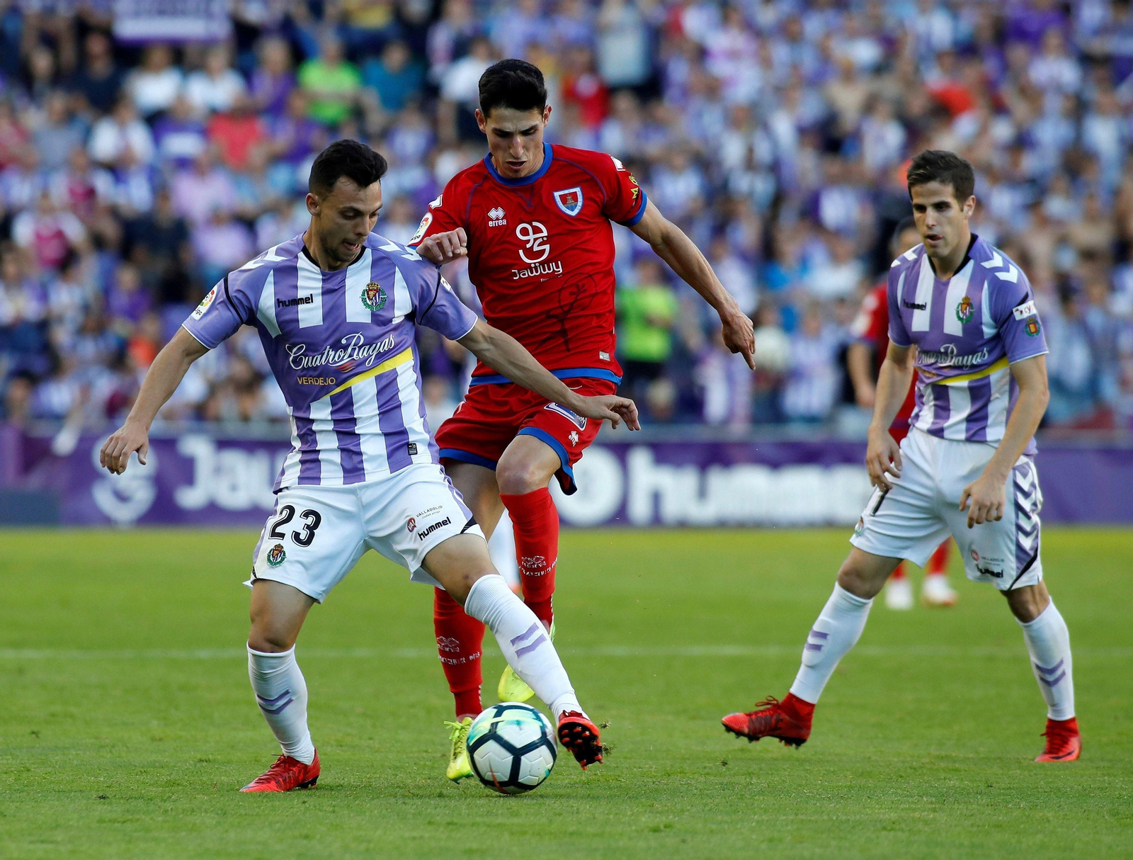 El delantero del Valladolid Óscar Plano protege el balón ante Milla.