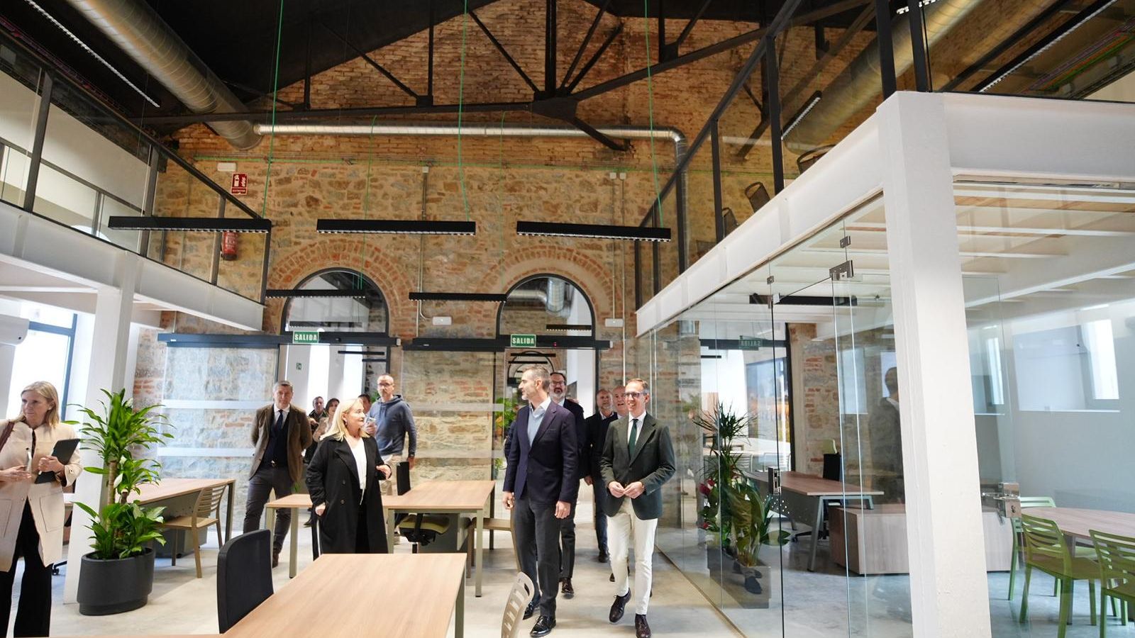 El consejero de Agricultura, Pesca, Agua y Desarrollo Rural, Ramón Fernández-Pacheco; el  alcalde de Pozoblanco, Santiago Cabello, y el delegado del Gobierno de Andalucía en Córdoba, Adolfo Molina, han asistido a la inauguración.