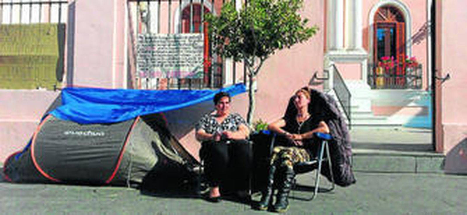 Mercedes y Magdalena, acampadas en la Plaza de Jesús.