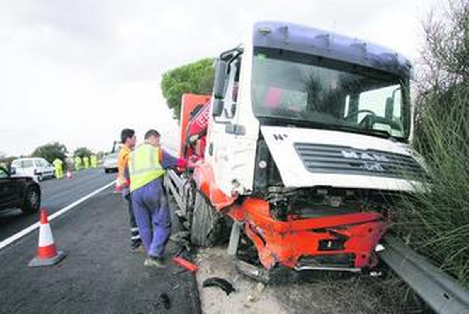 El camión causante del accidente es apartado a la mediana para que no entorpezca el tráfico en la AP-4.
