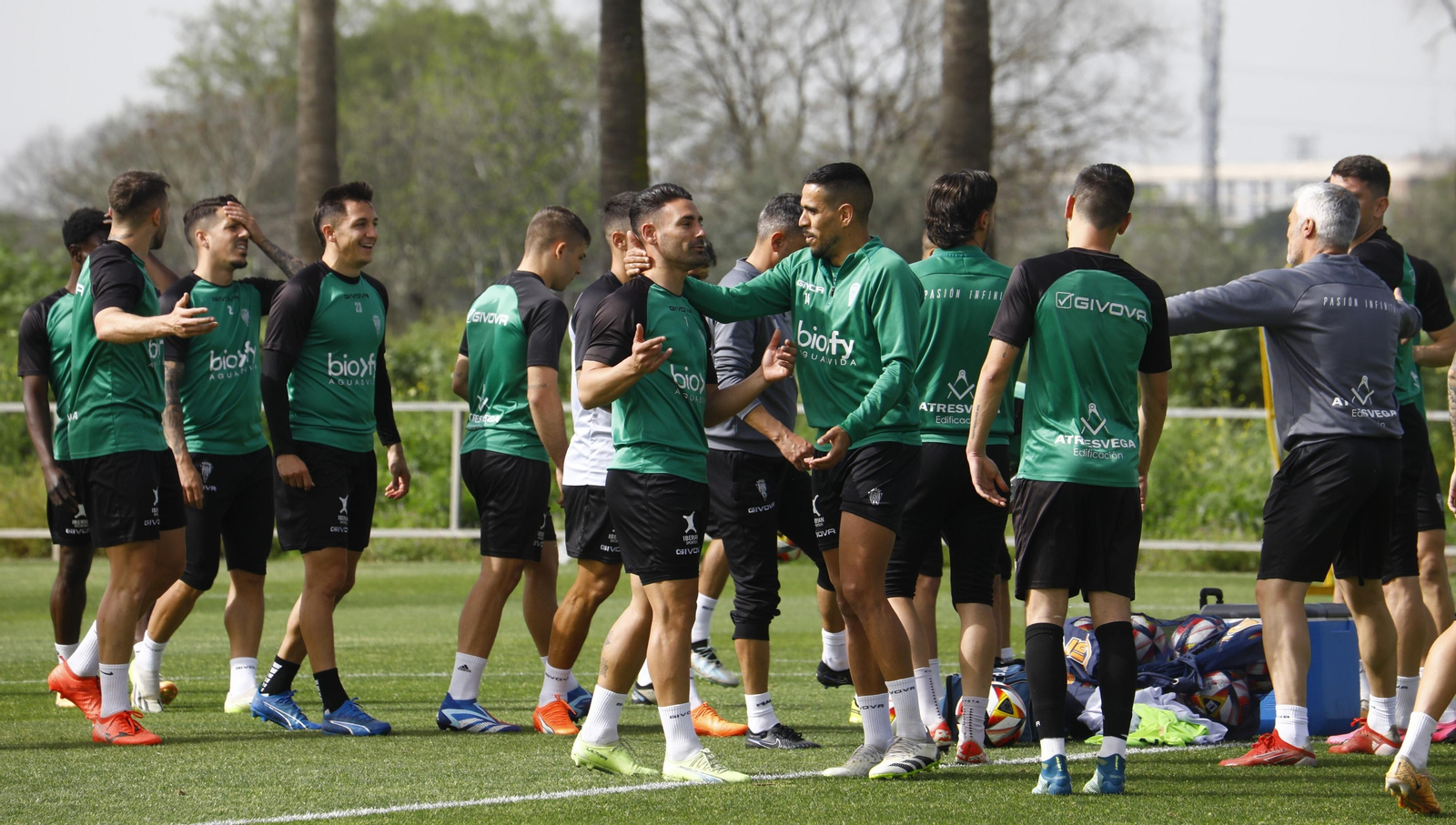 Kike Márquez y Recio bromean en un entrenamiento del Córdoba CF. Kike Márquez y Recio bromean en un entrenamiento del Córdoba CF.