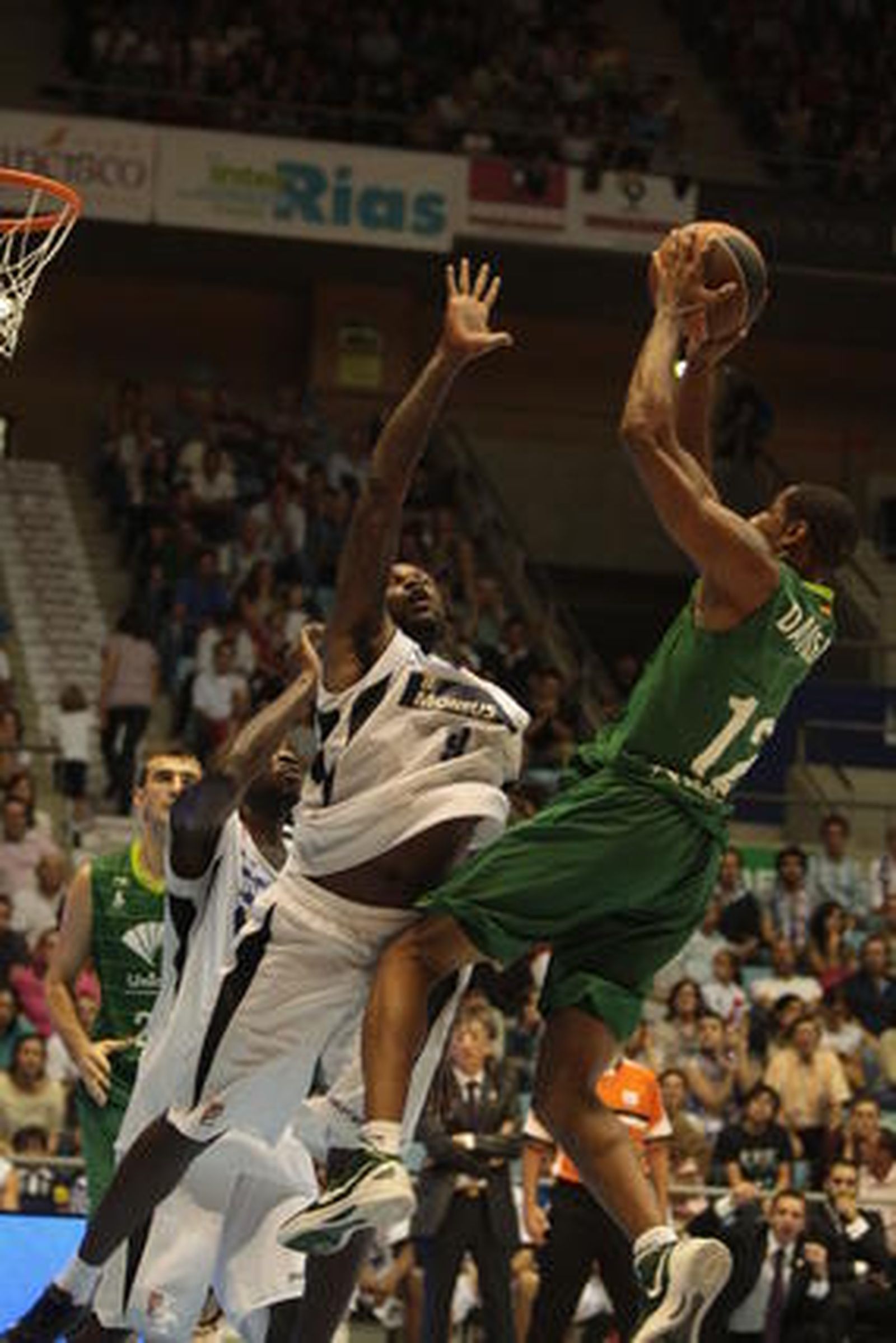Unicaja vence en Santiago al Blusens Monbus por 71-78 después de sobreponerse a un mal inicio

Foto: ACBMEDIA