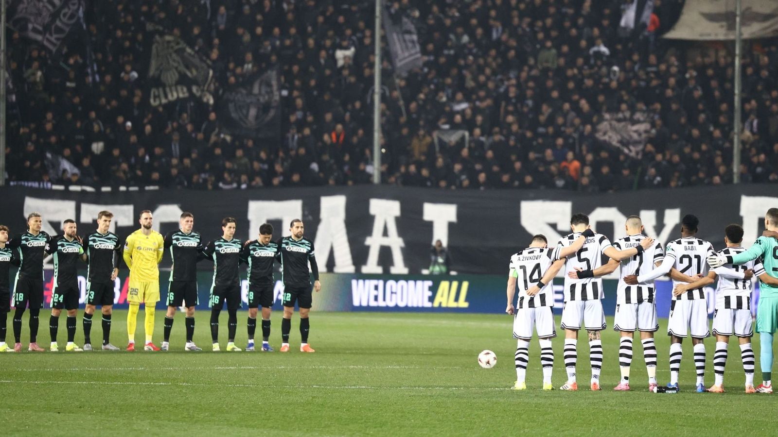 Los futbolistas del Betis y del PAOK guardan un minuto de silencio por la tragedia ferroviaria.