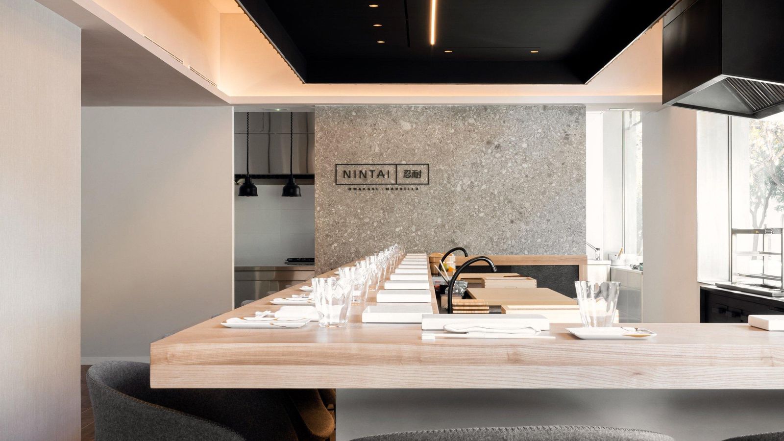 La sala sobre la que comensales y chef disfrutan en Nintai.